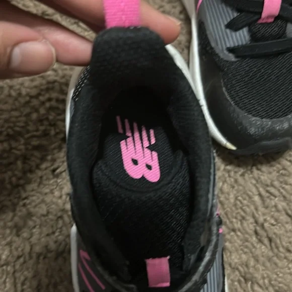 Black and pink sneakers - Picture 3 of 4